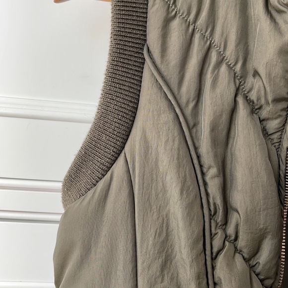 Gallery puffer army green packable vest with zipper size Small good condition - Picture 8 of 8